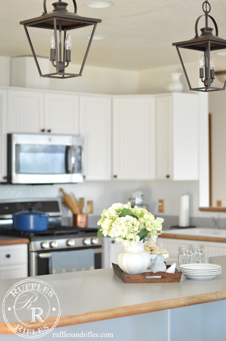 Farmhouse Pendant and Recessed Lights in Kitchen