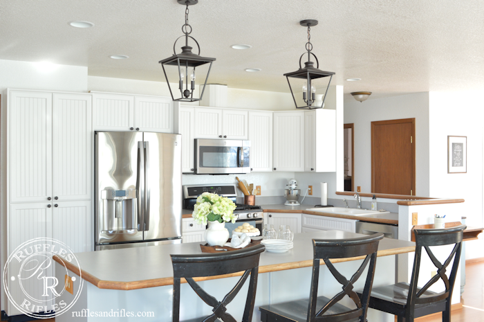 Farmhouse Pendant and Recessed Lights in Kitchen